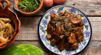 Romeritos con mole, el platillo tradicional de Navidad que prepararás con esta receta