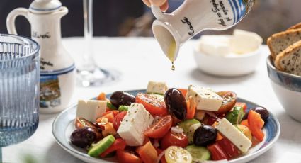Consiente tu paladar con esta receta para preparar una ensalada mediterránea fresca
