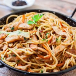 Receta para hacer fideos fritos, el platillo chino que necesitas probar