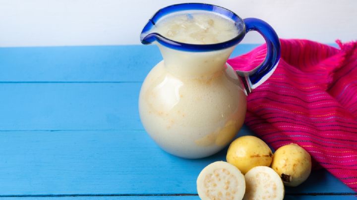 Receta de agua de guayaba con plátano, la opción perfecta para refrescarte en estos días