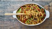 Aprende a preparar un rico chow mein de res para ese antojo de comida china