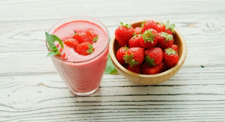 Licuado de fresa con naranja, una bebida exquisita para acompañar tu desayuno de esta semana