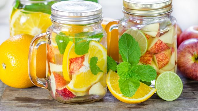 Agua infusionada de manzana y naranja, una opción ligera para refrescarte