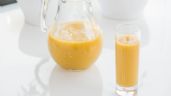 Complementa tu desayuno con un licuado energético de manzana con piña: Es bajo en calorías