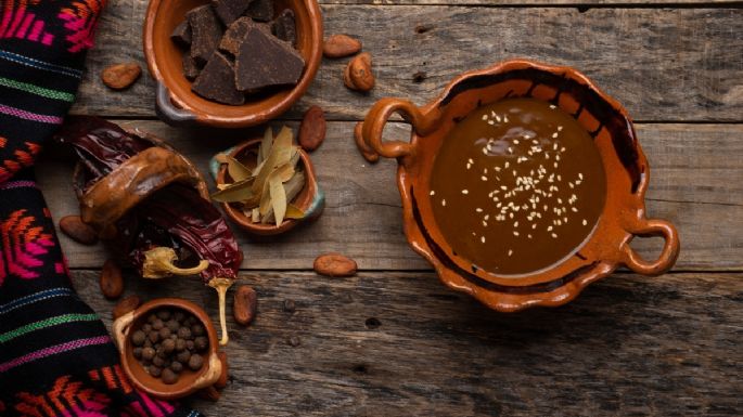 Prepara mole de pasta que tienes en el congelador con esta sencilla y práctica receta