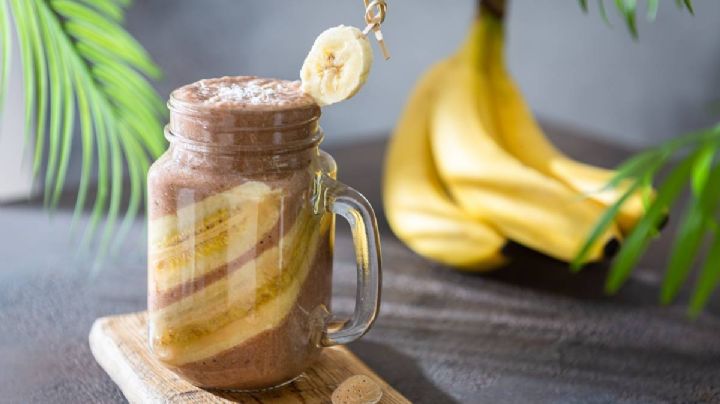 Agrega energía al cuerpo con este licuado de plátano, manzana y chocolate