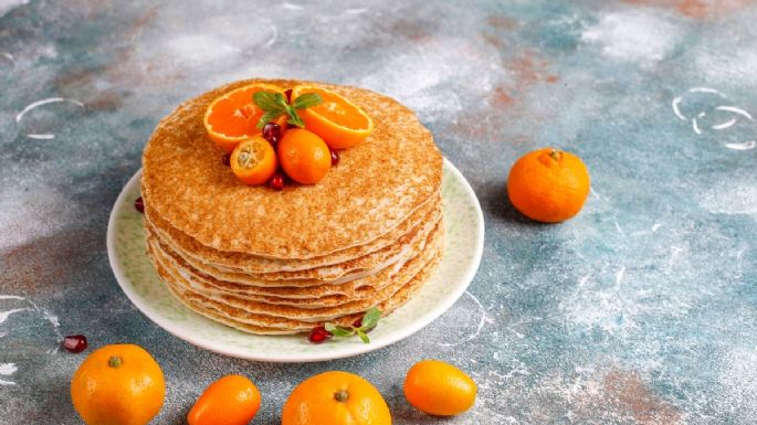 Desayuno rápido: Este inicio de semana prepara suculentos hot cakes de avena con mandarina