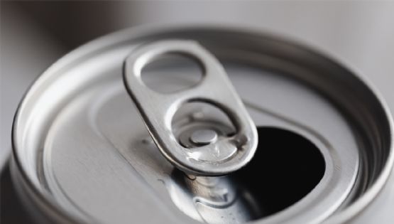 Latas de bebidas podrían necesitar mucho más que solo limpiar con tu prenda de ropa