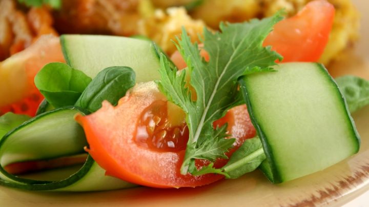 Ensalada de pepino y tomate, una preparación fresca, ligera y llena de sabor para la cena