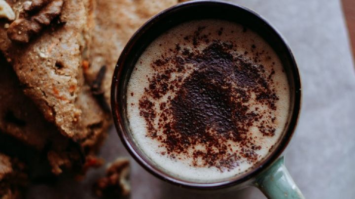 Cómo hacer un cremoso capuchino casero usando café soluble para prepararlo