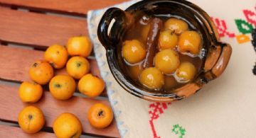 Opciones dulces para la época decembrina: Receta para preparar tejocotes en almíbar