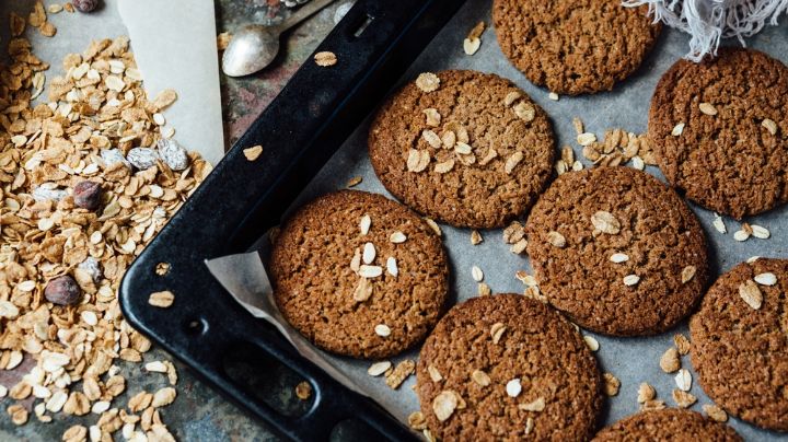 Estas ricas galletas de granola y chocolate te ayudarán a llenar de energía y sabor tu desayuno