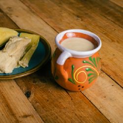 Dale la bienvenida a diciembre con este rico atole navideño perfecto para el desayuno