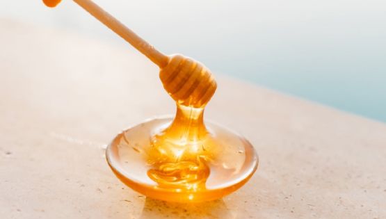 ¿Realmente funciona la miel para aliviar la tos? Esto dicen los expertos