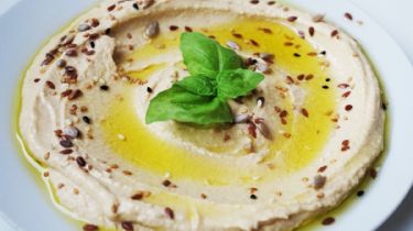 Receta vegana y sencilla: prepara un exquisito hummus de menta con albahaca