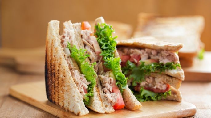 Sándwich de atún con aderezo de chipotle, una preparación rápida y deliciosa para el lunch