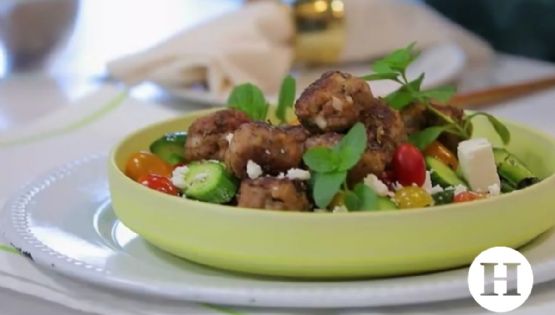 Prepara unas deliciosas albóndigas con ensalada griega, esta receta te encantará