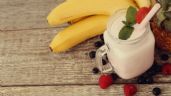 Empieza tu día con este rico licuado energizante de plátano con frutos rojos