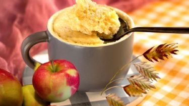 Disfruta de un rico mug cake de manzana con canela en solo 5 minutos, sigue esta receta