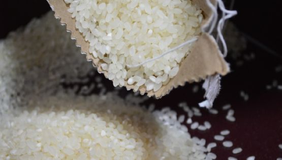 No tires el agua donde lavas el arroz, estos son los usos que le puedes dar