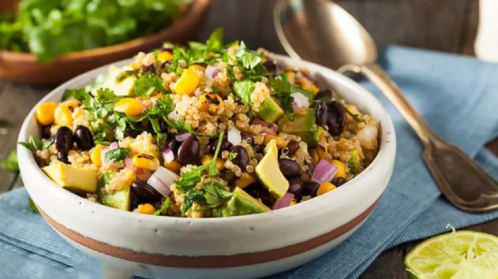 Cena Ligera: Ensalada de quinoa con frijoles y aguacate, una opción saludable y rápida de preparar