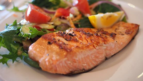 Prueba esta ensalada fresca con salmón para un desayuno rápido, fácil y delicioso