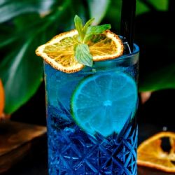 Aprovecha el calor y prepara un coctel Blue up con jugos de frutas y ¡sin alcohol! con esta receta