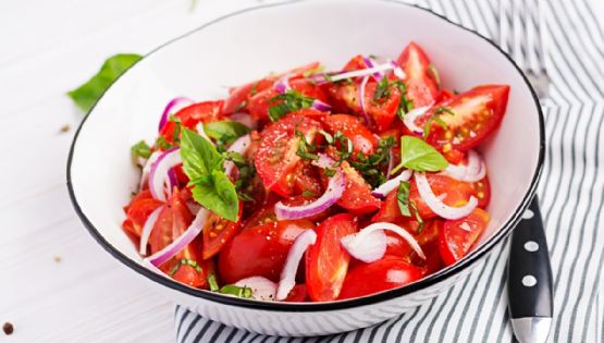 Empieza esta calurosa mañana con un desayuno fresco: Ensalada de tomates con rúcula