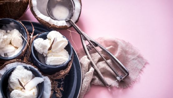 Refresca tu tarde con un delicioso helado cremoso de coco, sigue esta receta casera