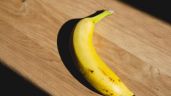 Video muestra la forma en la que una mujer come un plátano con cubiertos; así reaccionaron las redes