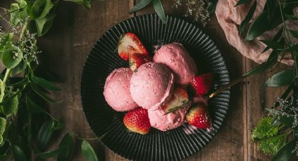 Disfruta de un rico helado de fresa con solo 2 ingredientes y esta receta fácil