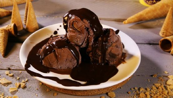Sobrevive al calor con este delicioso helado de chocolate usando solo ¡3 ingredientes!