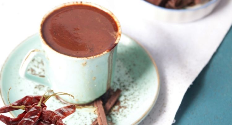 Prepara un sabroso chocolate con chile para esta mañana nublada con esta receta