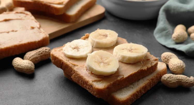 Rebanadas de plátano y cacahuate: desayuno lleno de energía