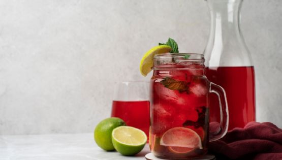 Agua fresca de jamaica con fresas, bebida perfecta para acompañar tus platillos preferidos