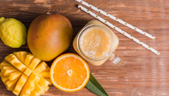 Prepara una bebida tropical con mango y fresa para disfrutar de las vacaciones de primavera